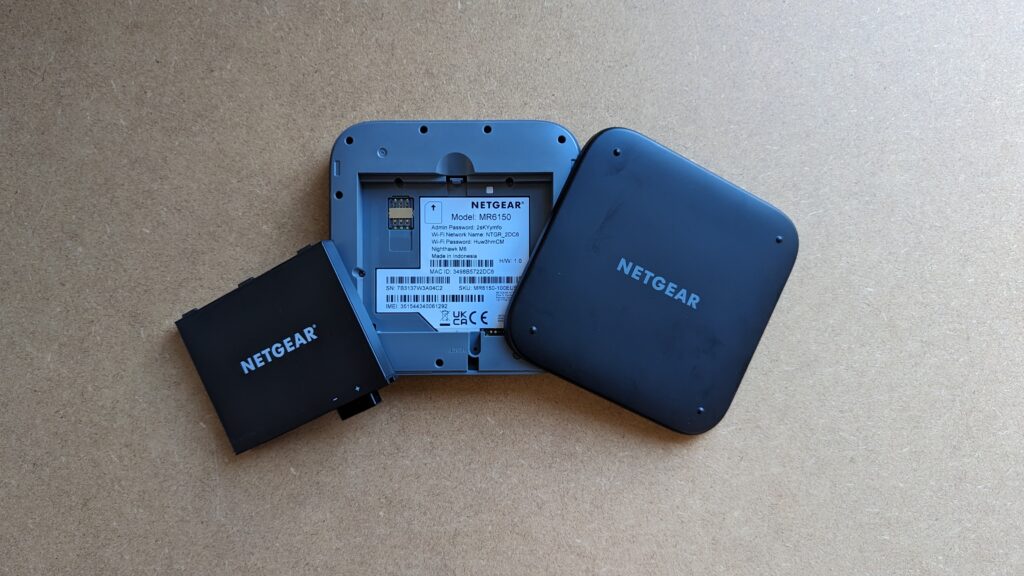 Face arrière du Netgear M6 avec le couvercle ouvert et la batterie retirée