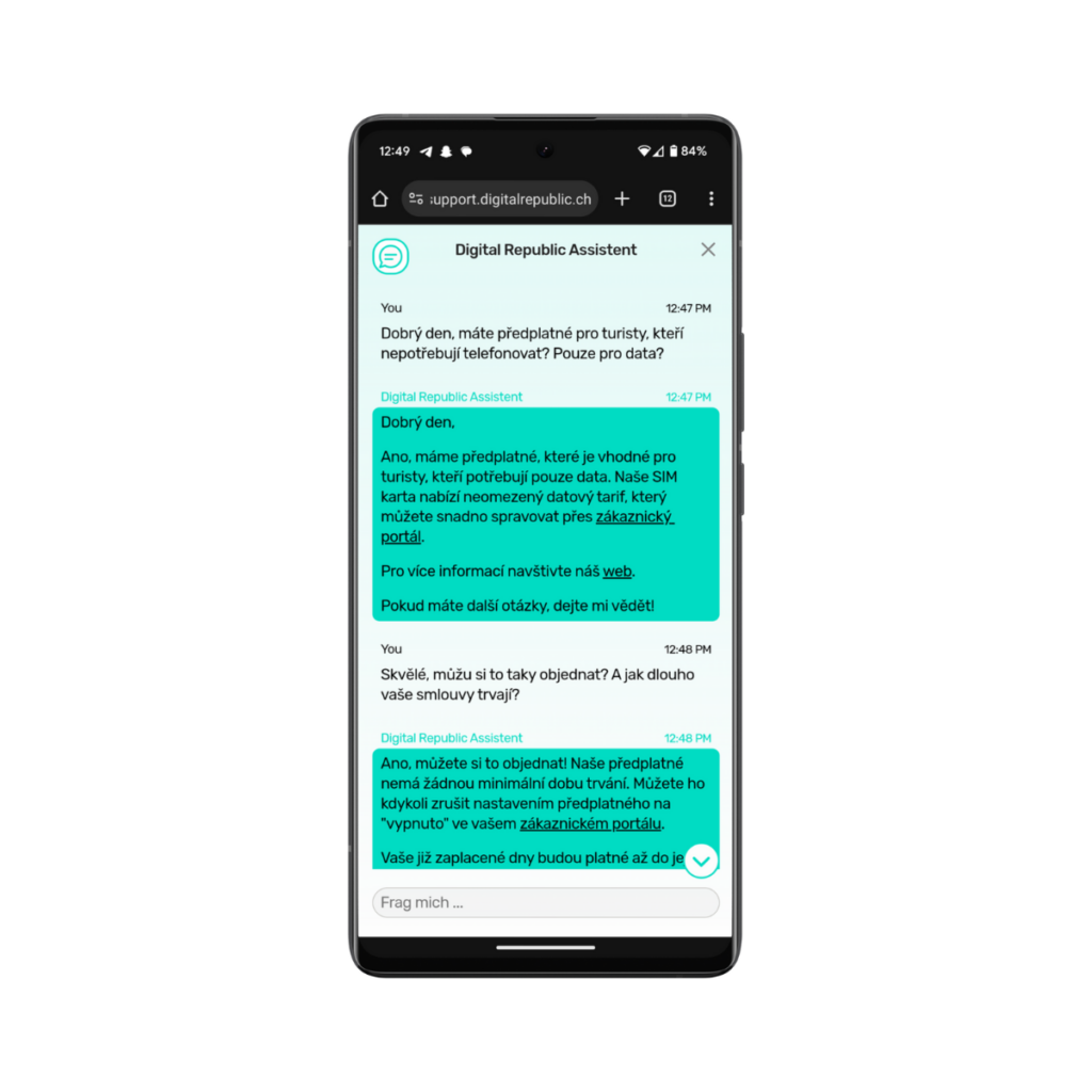 Smartphone mit geöffnetem Digital Republic KI Assistent auf Teschechisch