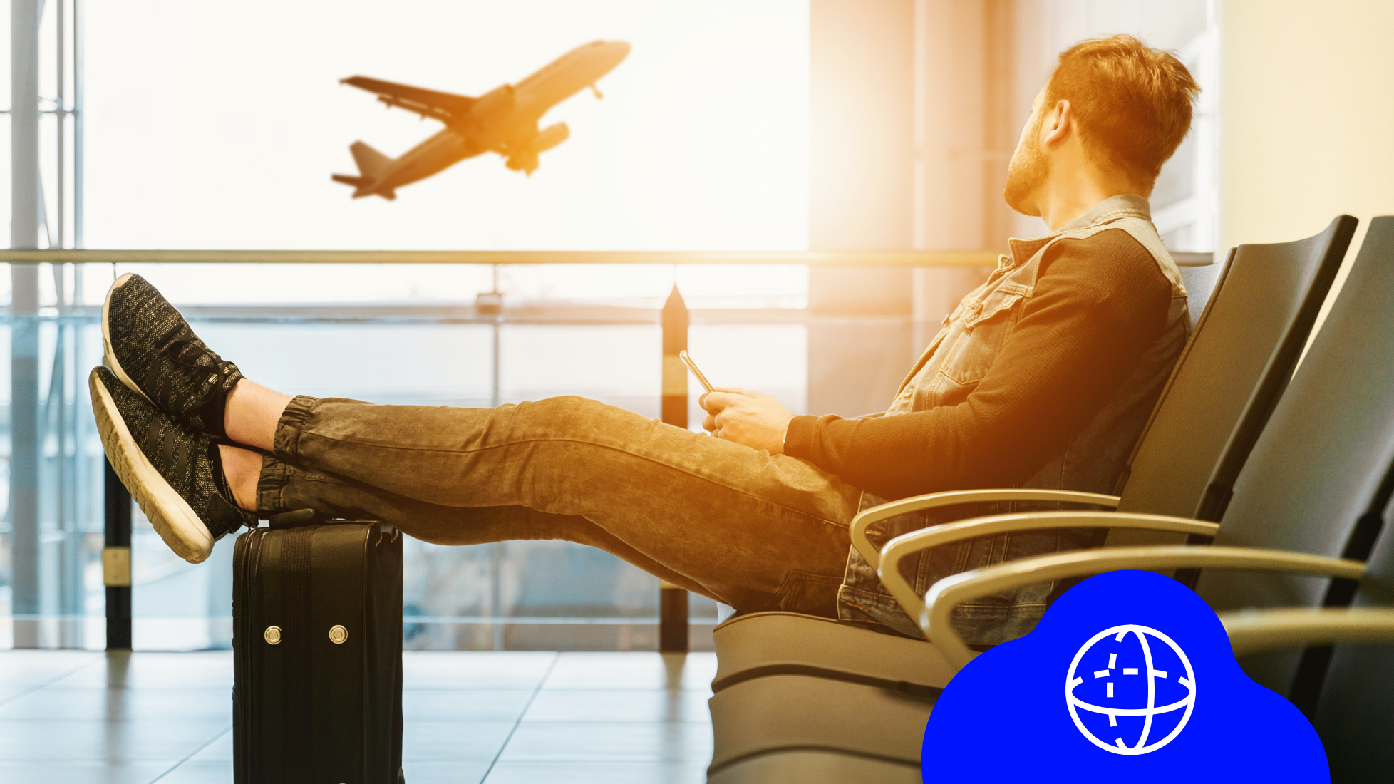 Person am Flughafen mit Smartphone nutzt Roaming