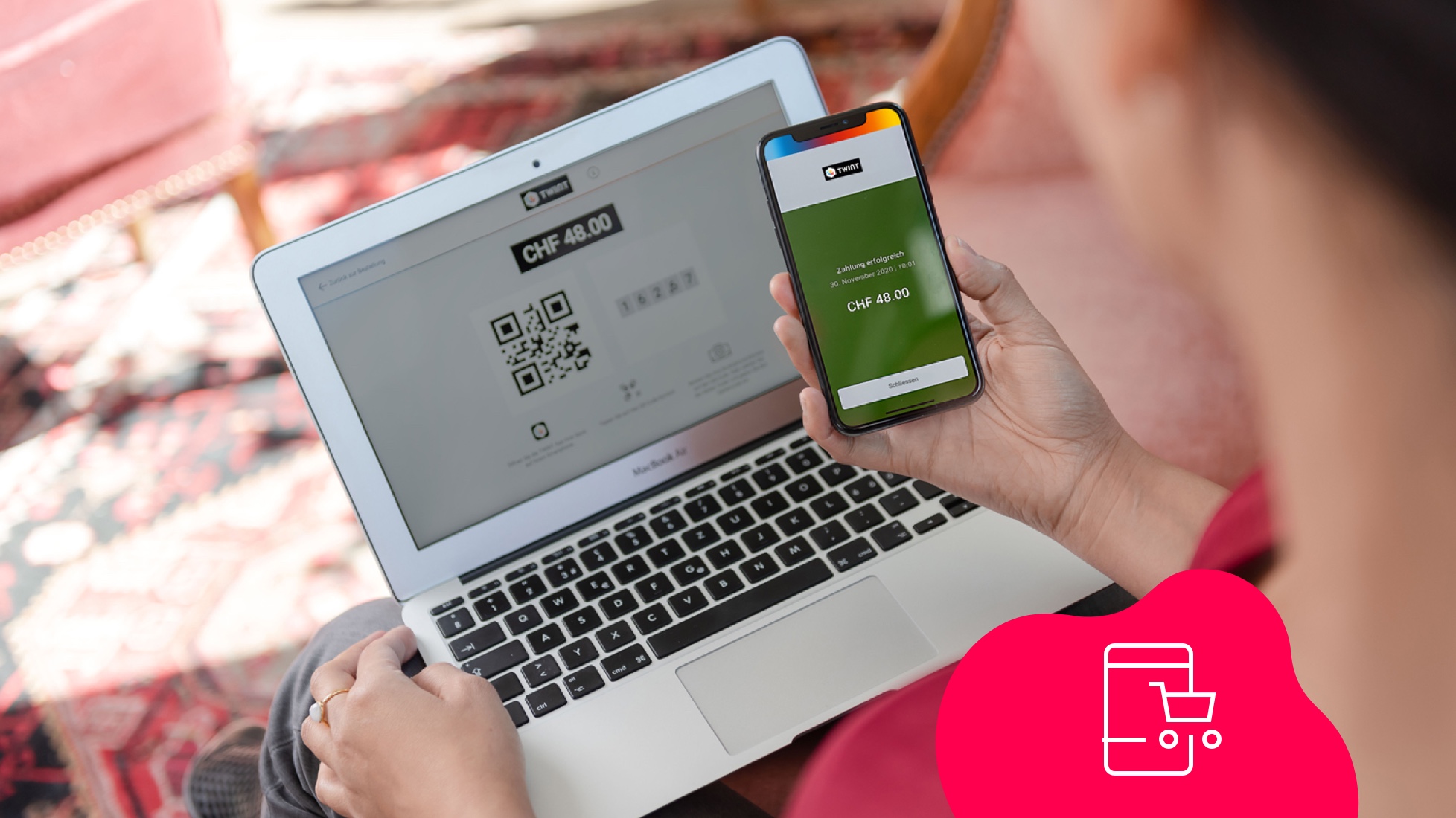Frau bezahlt in einem Onlineshop mit der TWINT App