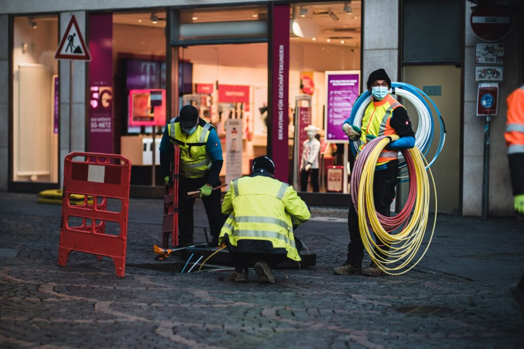 3 Techniker beim Ersetzen von Datenkabeln