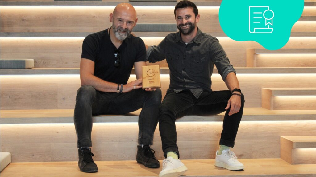 Co-Fouder von Digital Republic Ali und Marco halten 5G MVNO Award des Weltkongress in den Händen