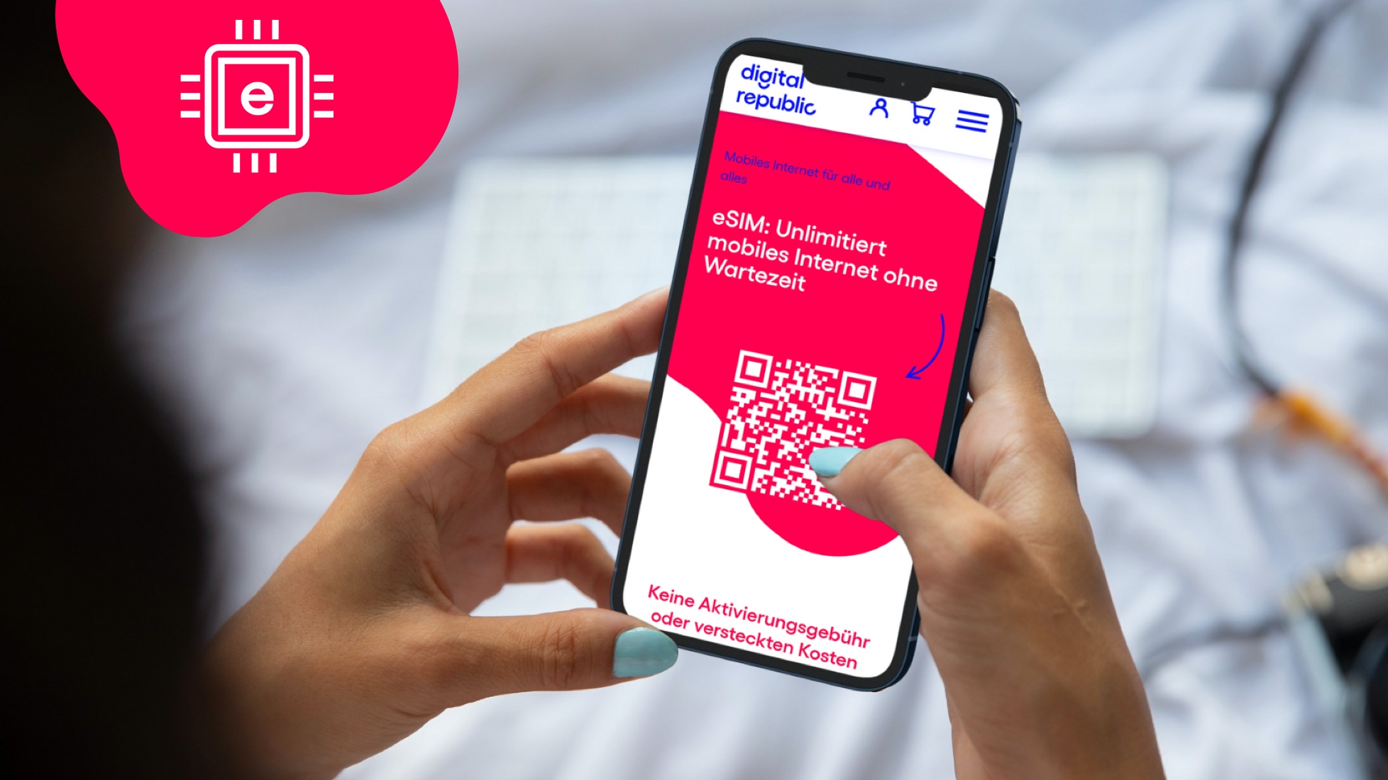 Frau hält ein Smartphone mit der eSIM Landingpage von Digital Republic