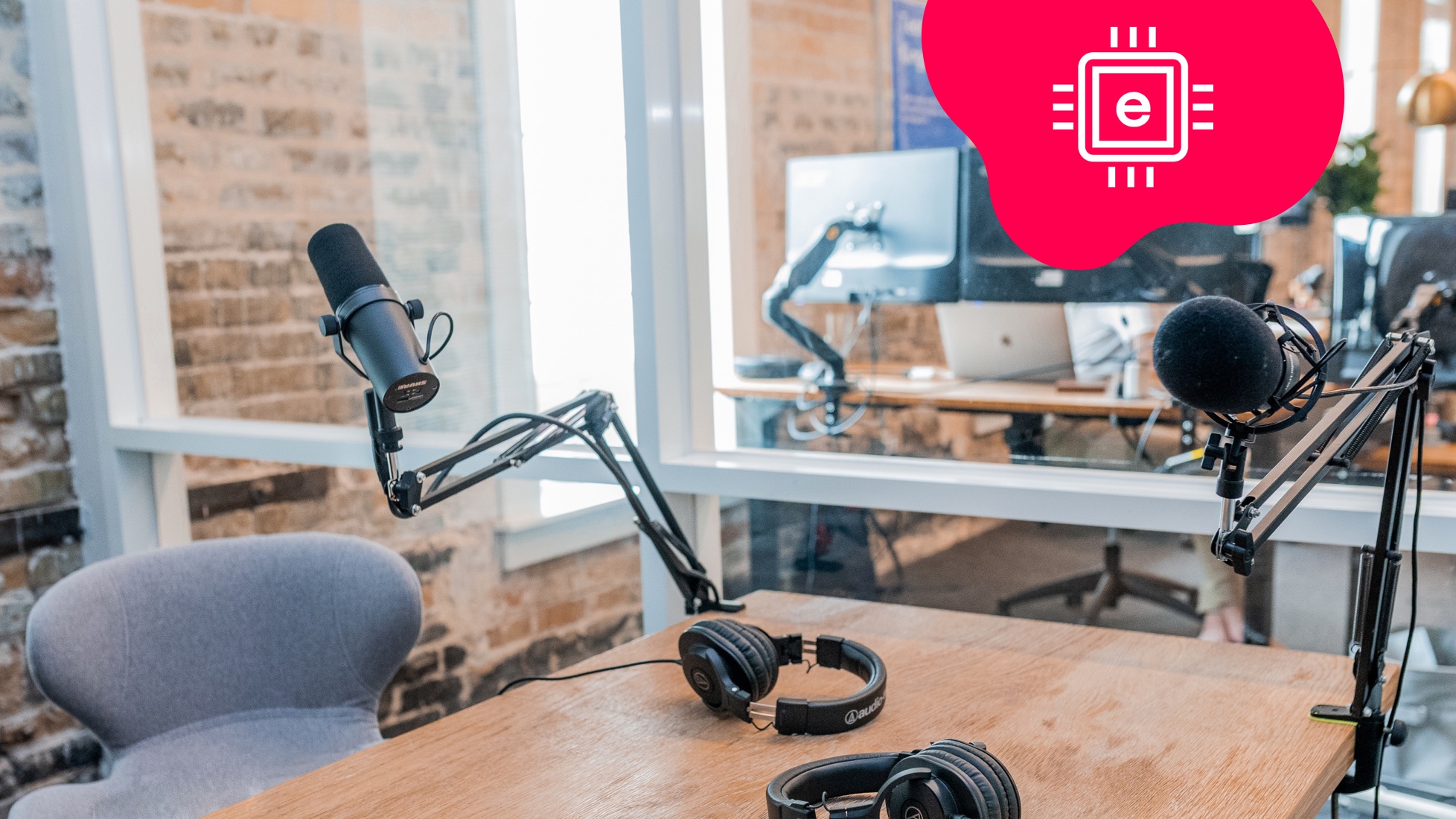 Interviewsetup mit zwei Mikrofonen auf einem Schreibtisch