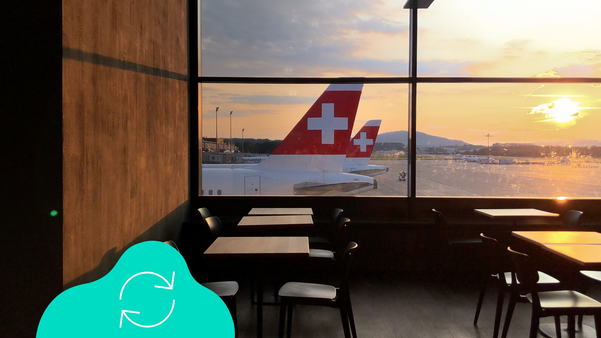 Blick aus der Flughafenlounge Zürich Kloten mit Heckrudern von Swiss-Flugzeugen