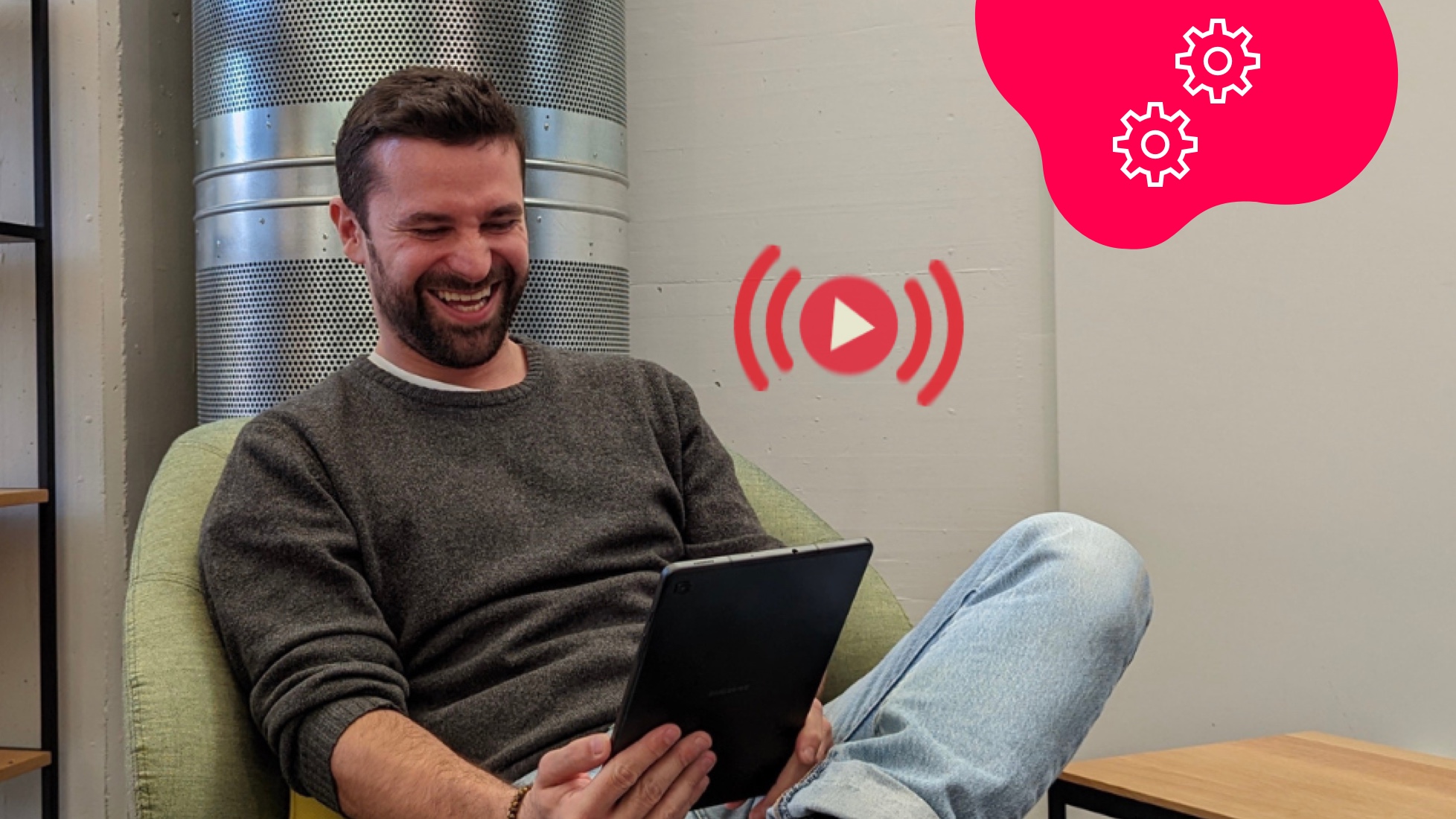 Marco auf Sessel streamt Video über unlimitiertes mobiles Datenvolumen auf Tablet