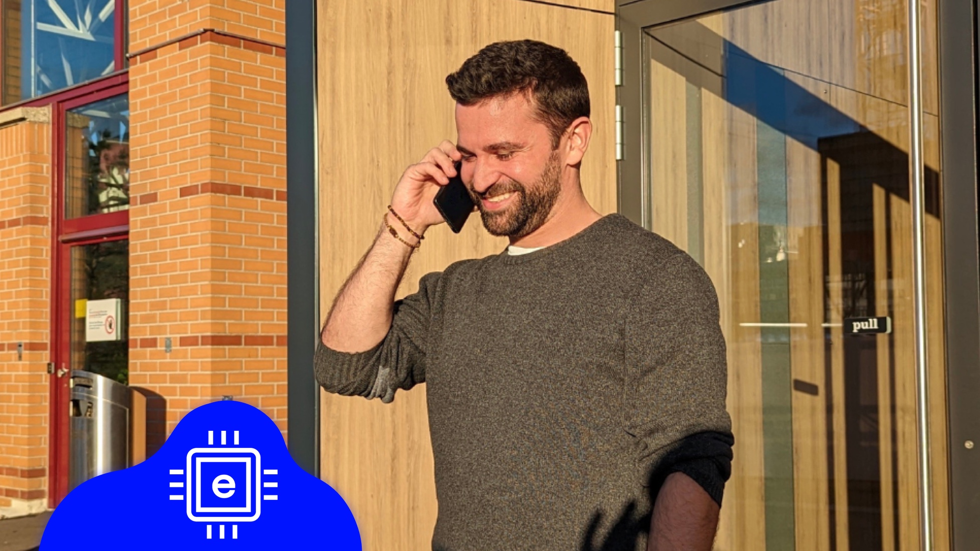 Marco eSIM Arnold am Telefon vor dem Büro