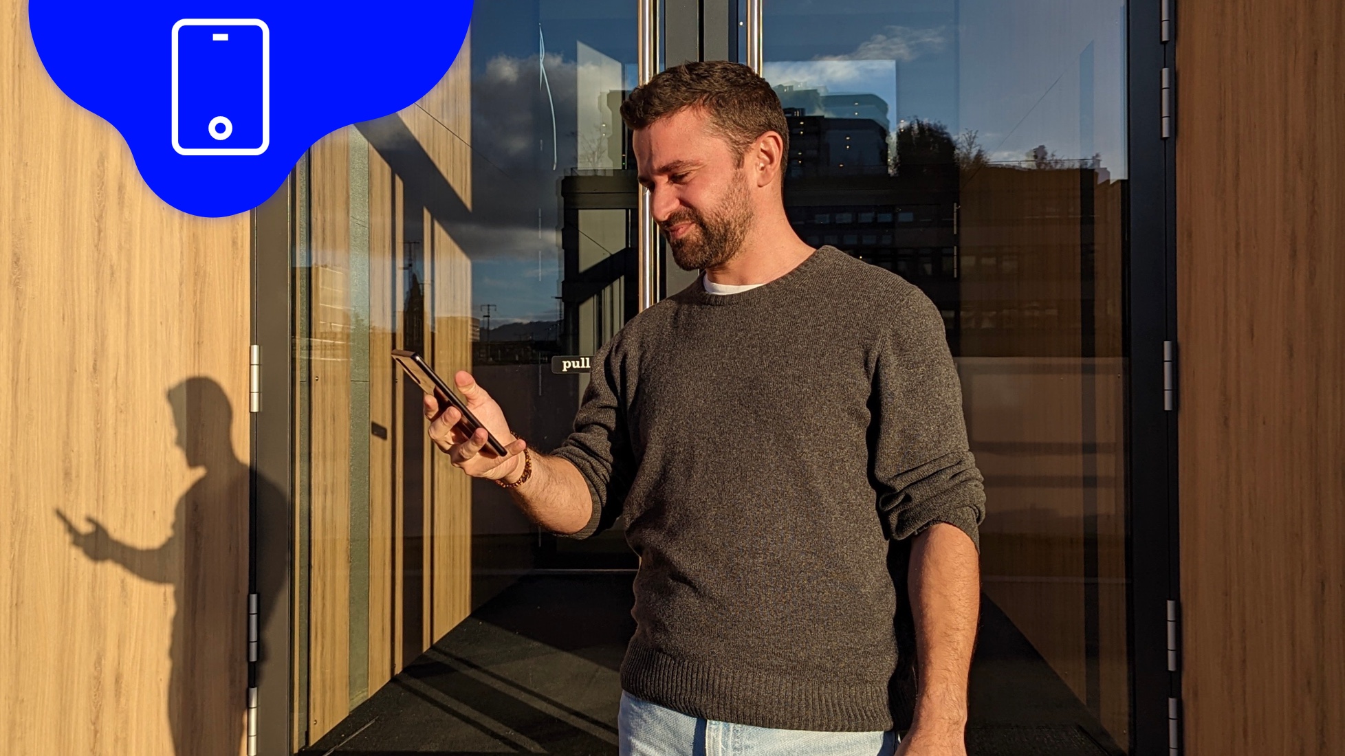 Marco checkt seine IMEI vor dem Büro