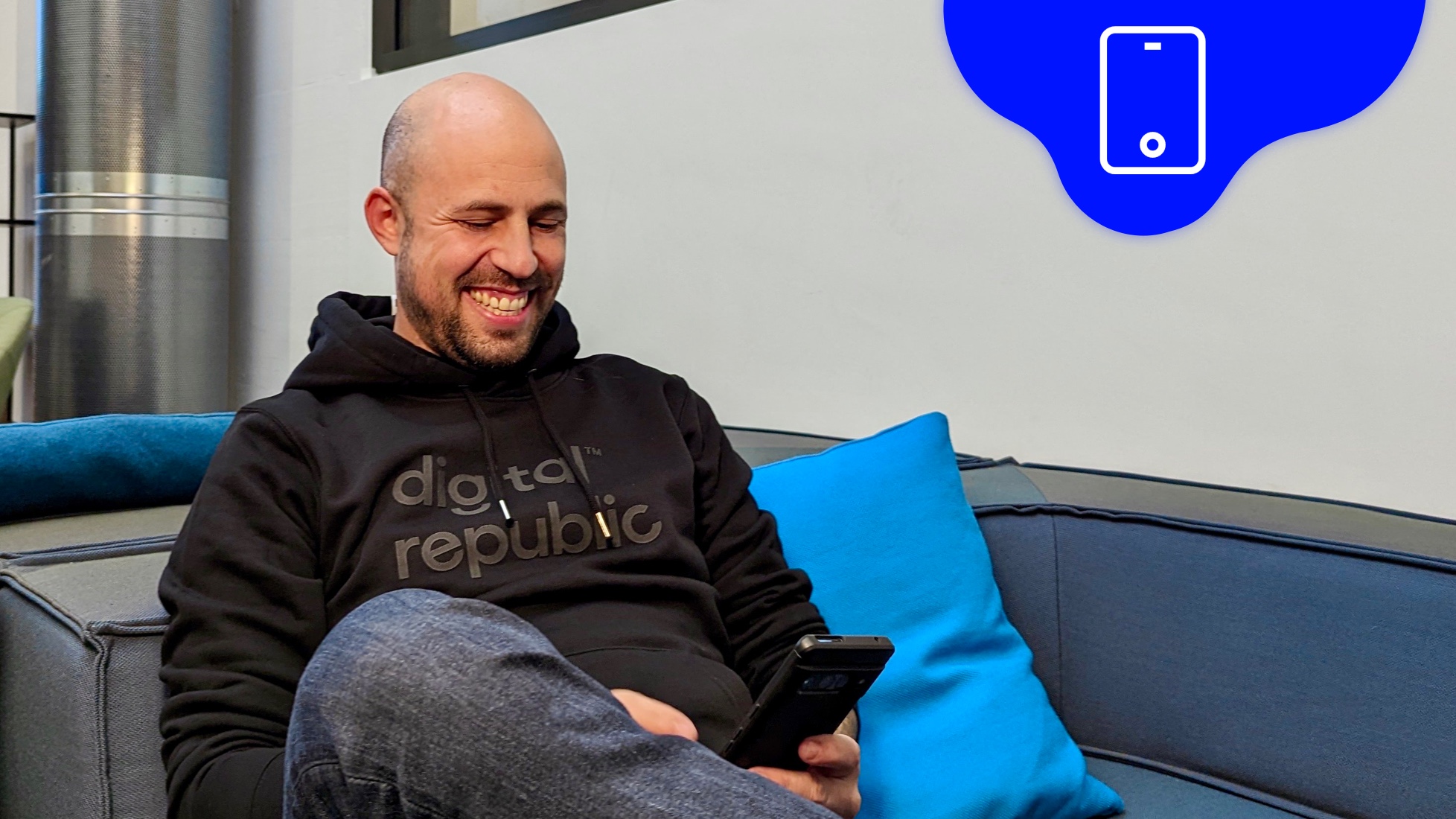 Raphi checkt Prepaid Abo Tarife auf dem Smartphone