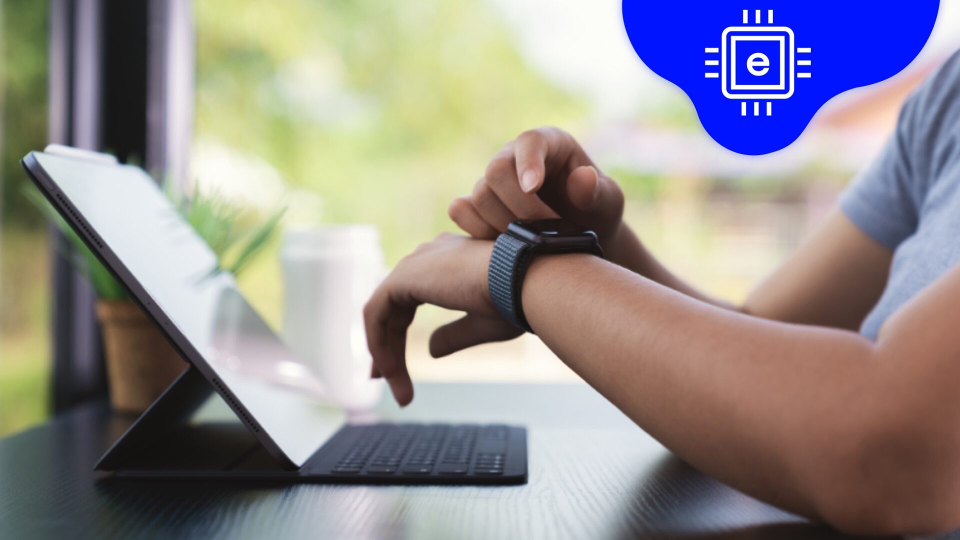 Mann mit Apple Watch an Schreibtisch