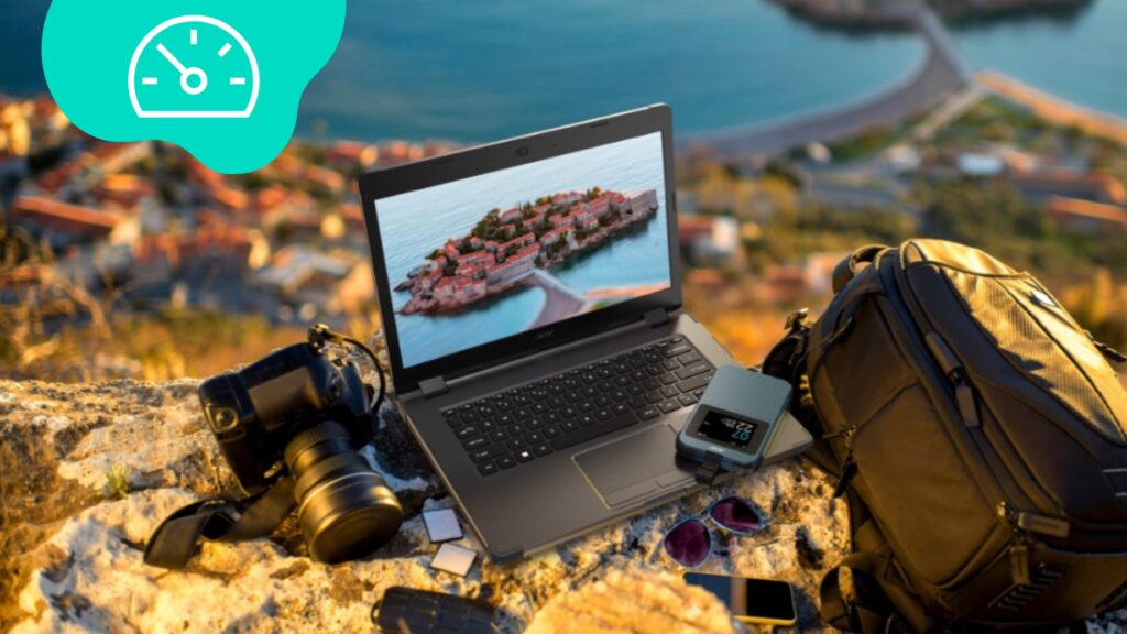 Der Acer Connect Enduro M3 auf dem Laptop eines Outdoor Fotografen