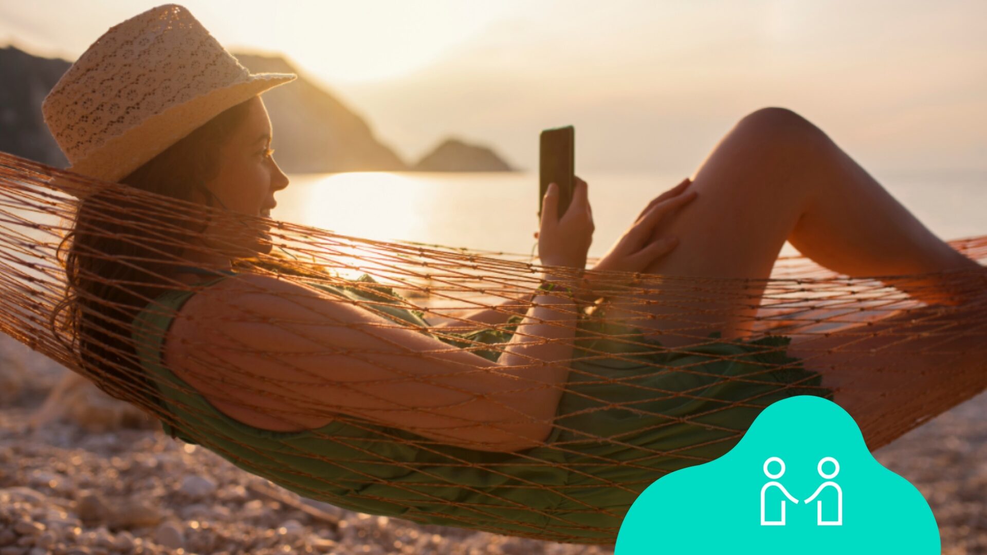 Frau in Hängematte in den Ferien geniesst ihr Digital Republic Roaming