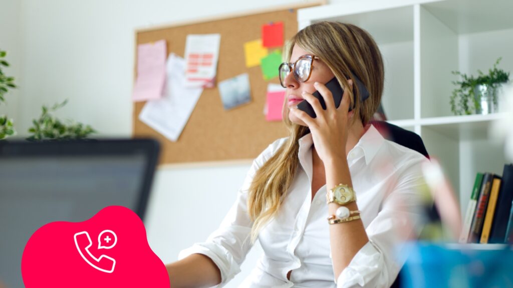 Frau telefoniert in Büro mit einem Mitarbeiter Abo von Digital Republic