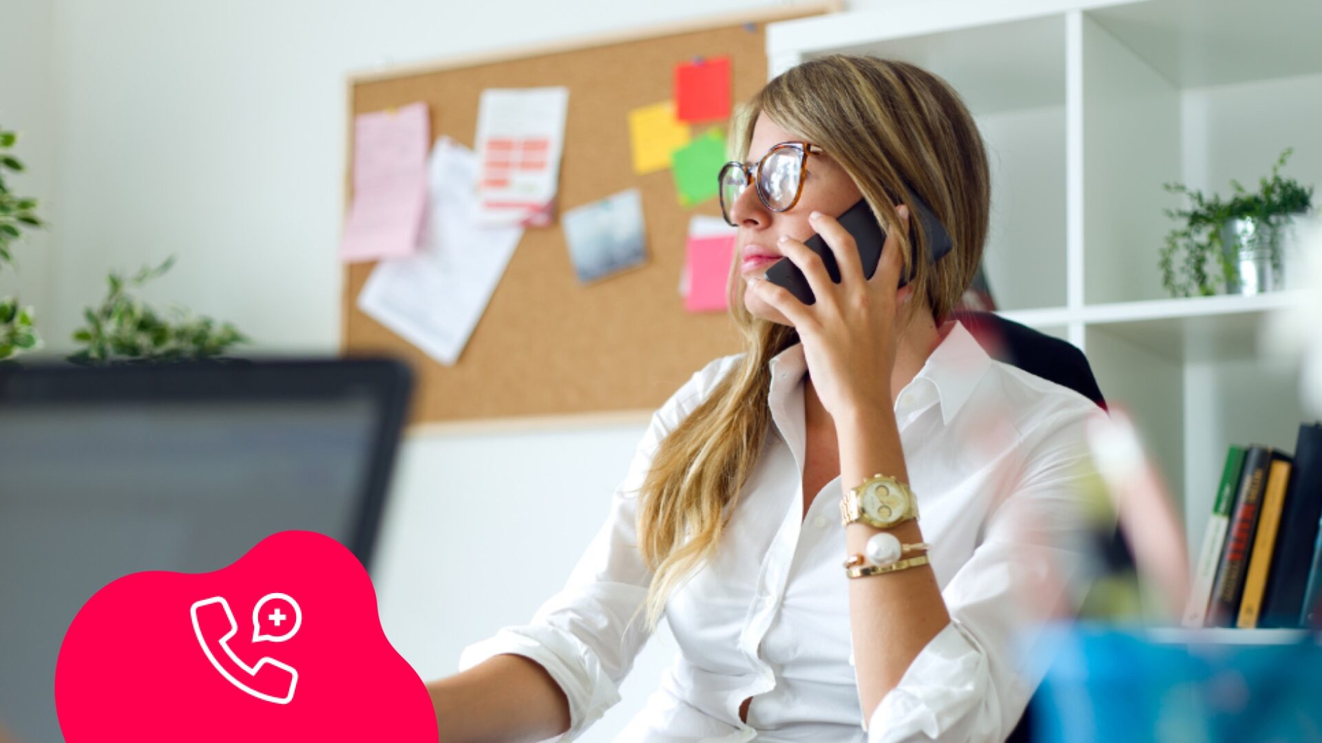 Frau telefoniert in Büro mit einem Mitarbeiter Abo von Digital Republic