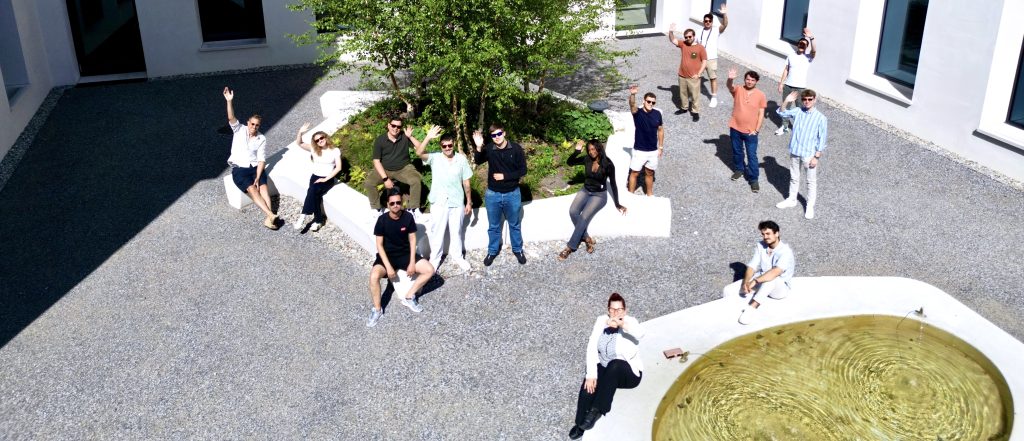 DR Team von oben winkend