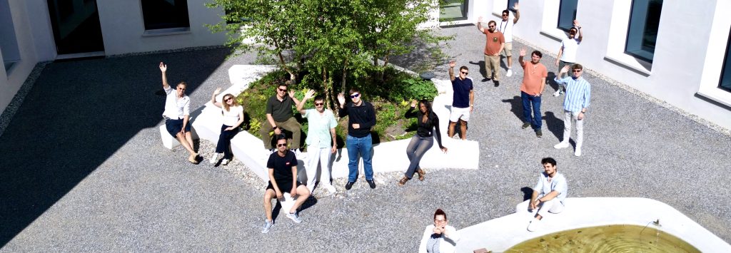 DR Team von oben winkend