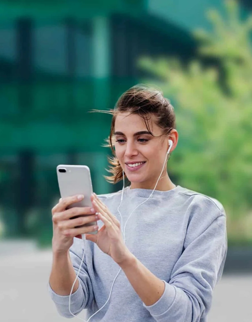 Frau mit Smartphone betrachtet die übersichtliche Tarifstruktur von Digital Republic