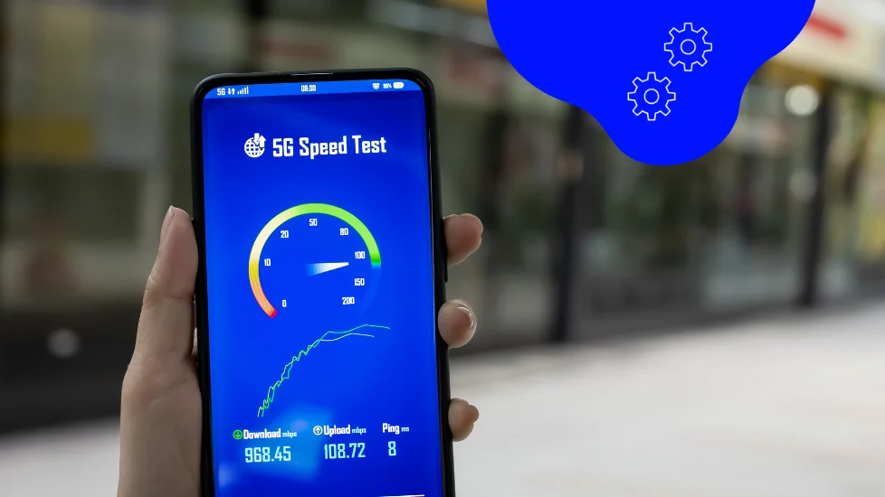 Smartphone mit Anzeige der aktuellen 5G Geschwindigkeit in einem Stadtzentrum