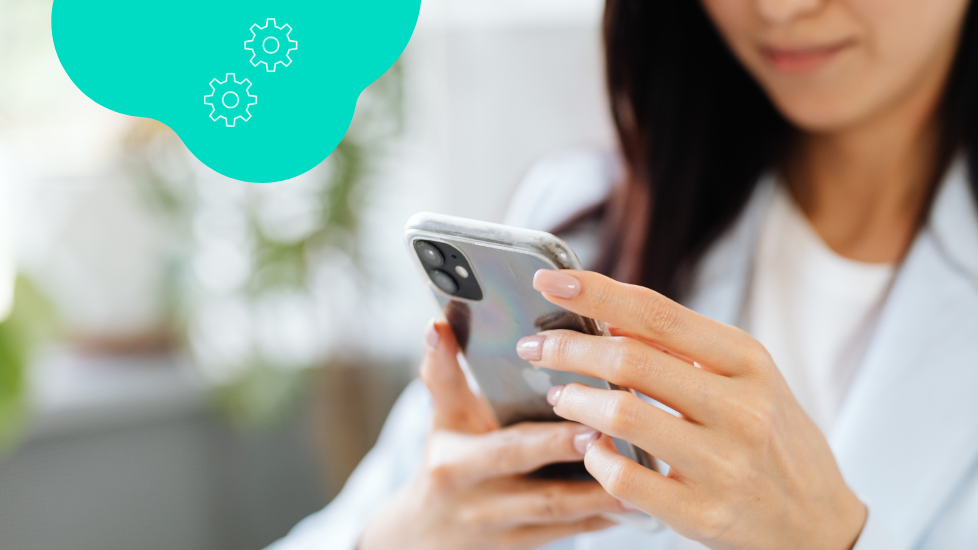 Frau prüft die APN Einstellungen ihres Smartphones für ihr Mobile Abo bei Digital Republic