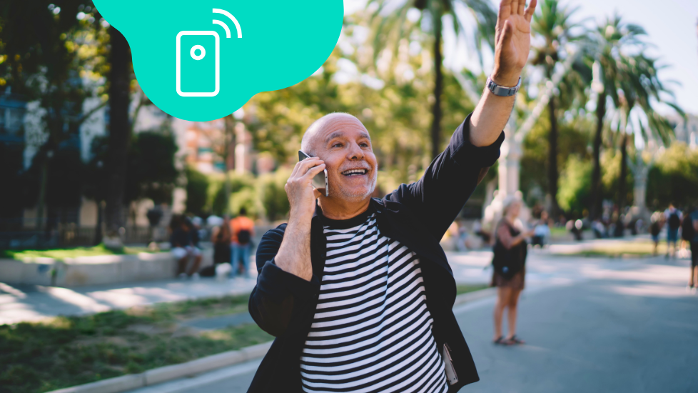 Mann telefoniert im Ausland mit dem Smartphone – Roaming-Guide für die Ferien